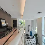 Queen Berrini Flat